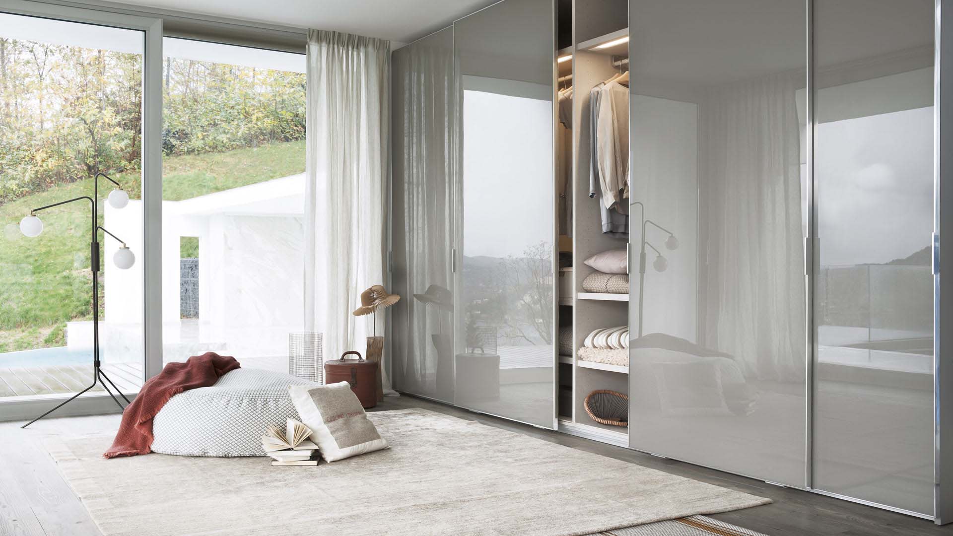 armario con puertas de cristal blanco en un espacio minimalista