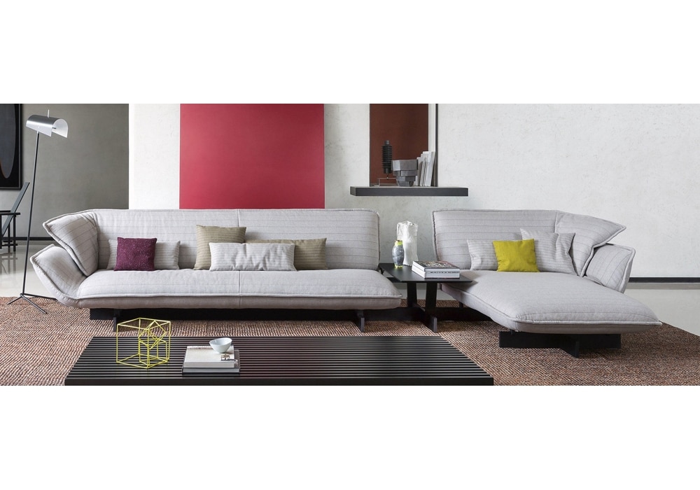 Sofa Beam de CASSINA. La mesita intermedia puede instalarse también por separado. Dim. 358x160 cm.