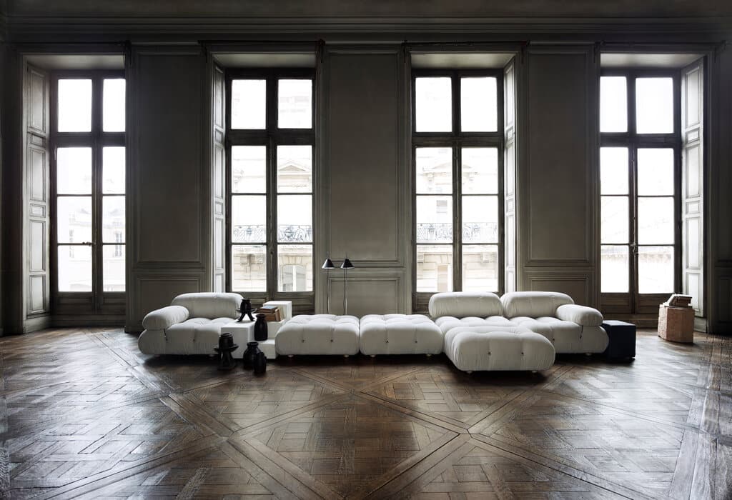 Sofá Camaleonda  en sambuco blanco con mesita intermedia en cuero negro.  Dim. 250x94 cm B&B ITALIA